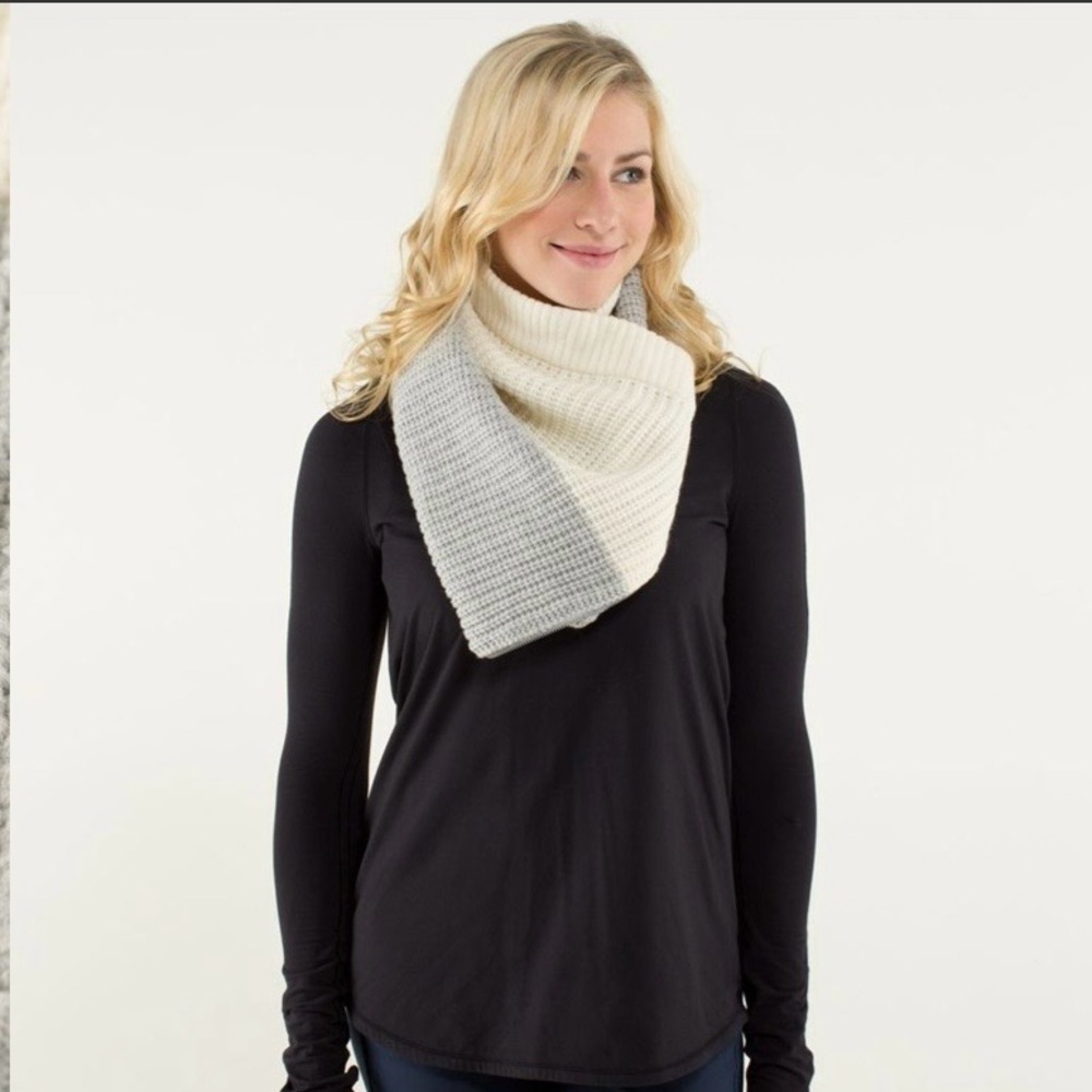 Lululemon Falling Freely Neck Warmer
Angel Wing / Silver Grey EUC